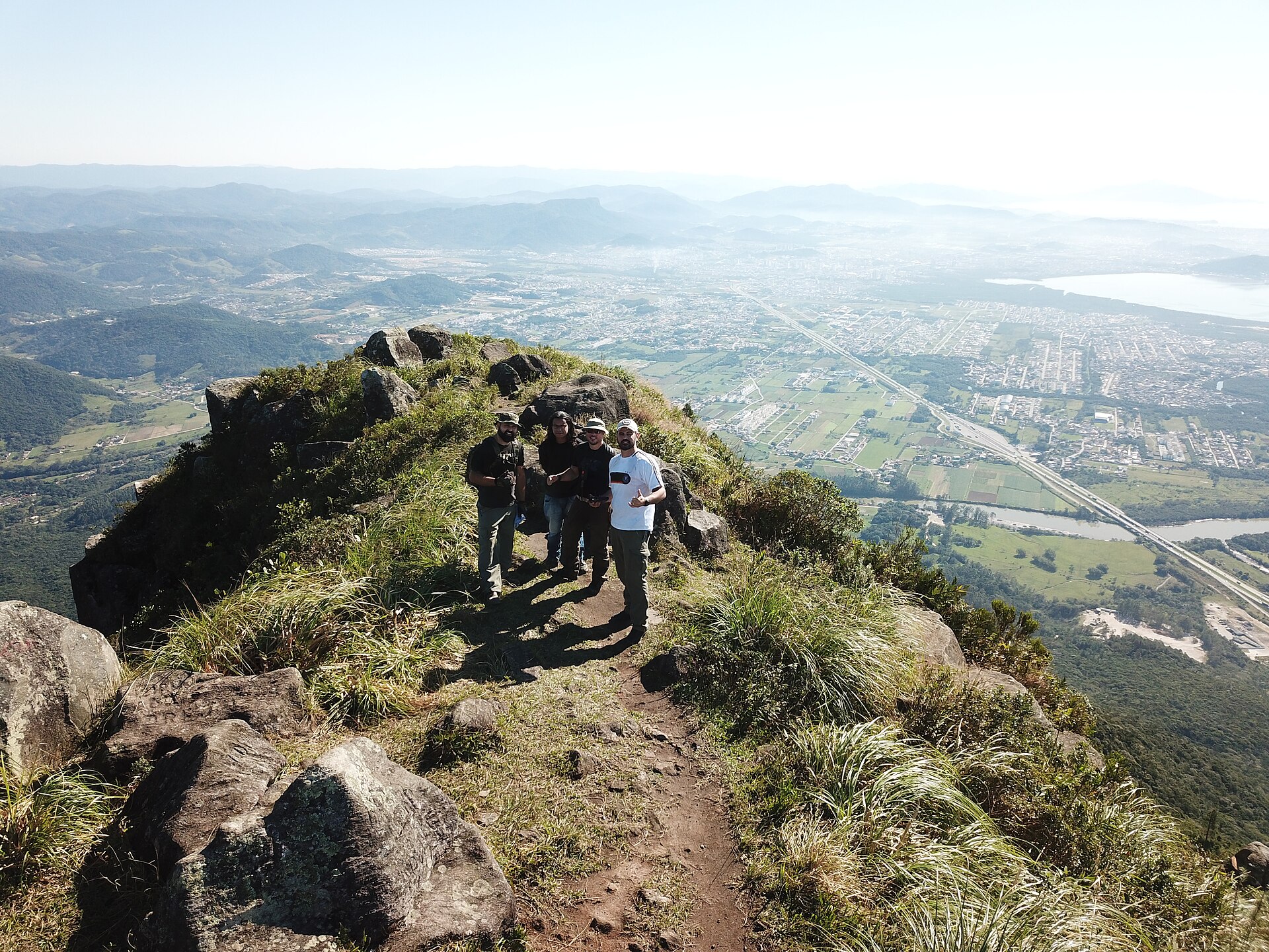 A trilha que sai do bairro rumo ao ponto mais alto do parque. Foto: Alex Furstenberg (CC BY-SA 4.0)