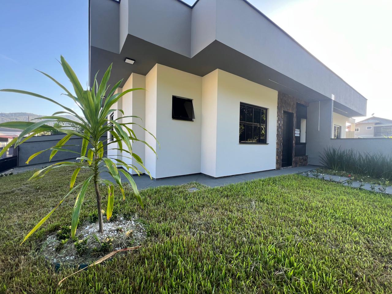 Casa de esquina de 2 dormitórios sendo uma suíte e garagem coberta