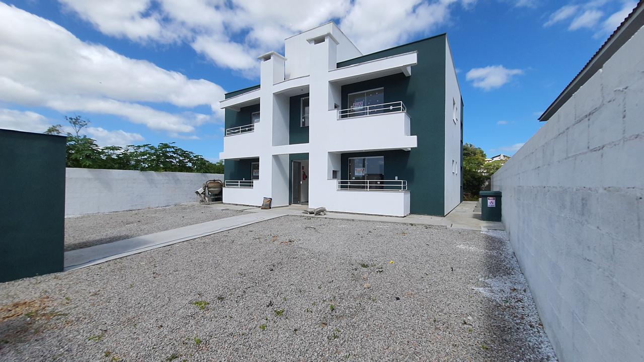 Apartamento térreo com terreno nos fundos!