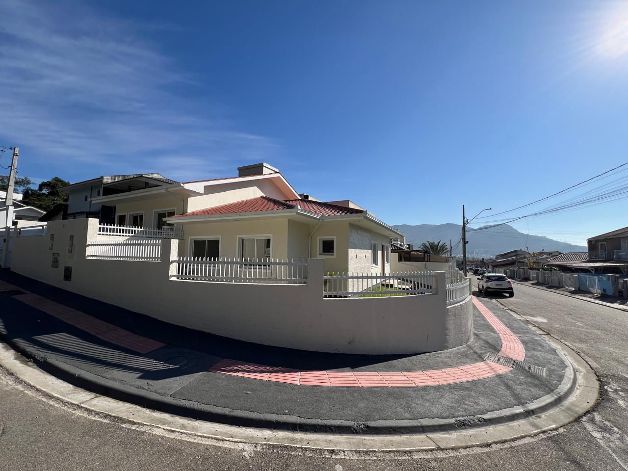 Casa de 3 dormitórios sendo uma suíte